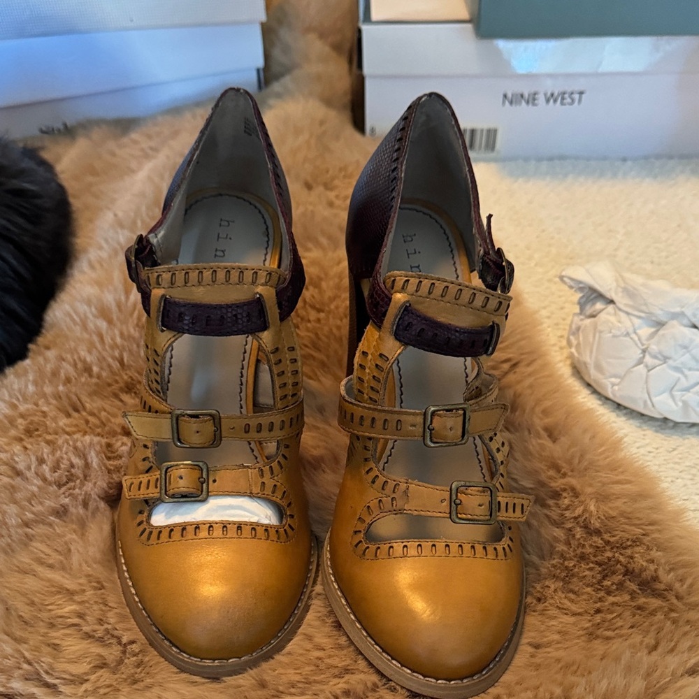 Hinge Women's Yellow and Brown Heels